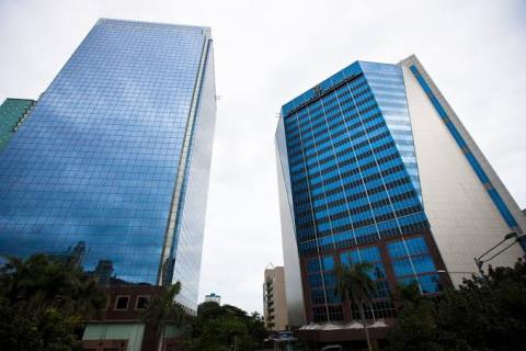 Untuk membuka blokir Bank Rakyat Indonesia (BRI) terblokir. Anda bisa menghubungi Call Center BRI WhatsApp di (088983752392) atau (1500017). Siapkan identitas diri (e-KTP, buku rekening dan ATM BRI) untuk verifikasi data kepemilikan atau kunjungi cabang terdekat.