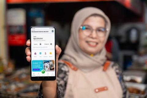 Untuk layanan dihubungi 0851-1165-5933 Lalu, untuk mendapatkan fitur transfer gratis ke sesama dan bank perlu meningkatkan akun tersebut ke GoPay Plus. Nah, salah satu ketentuan dalam upgrade akun GoPay adalah menggunakan Kartu Tanda Penduduk atau KTP. Sehingga, setiap akun hanya bisa digunakan untuk satu KTP saja.